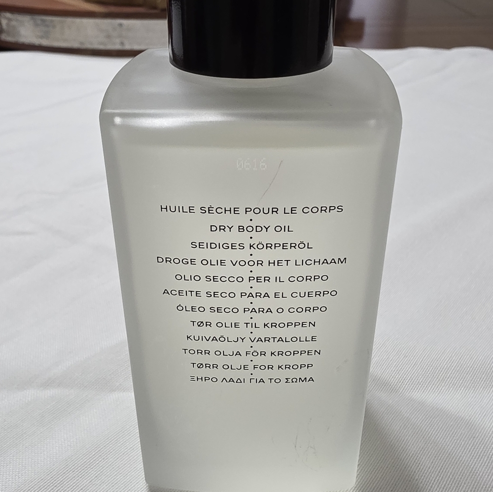 CHANEL N°5 Body Oil Frosted Clear Bottle with Gold Cap - Picture 5 of 6